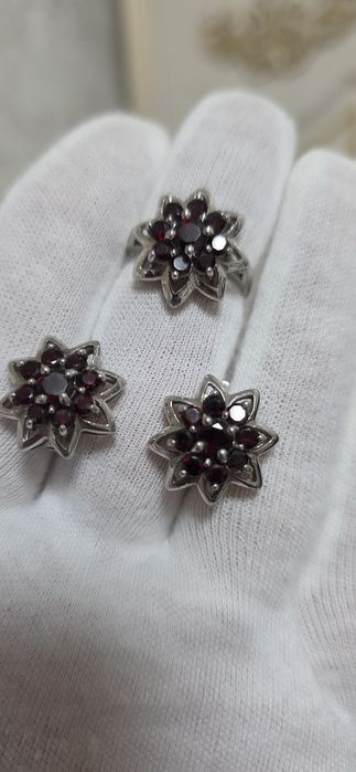 Срібний набір з гранатом.