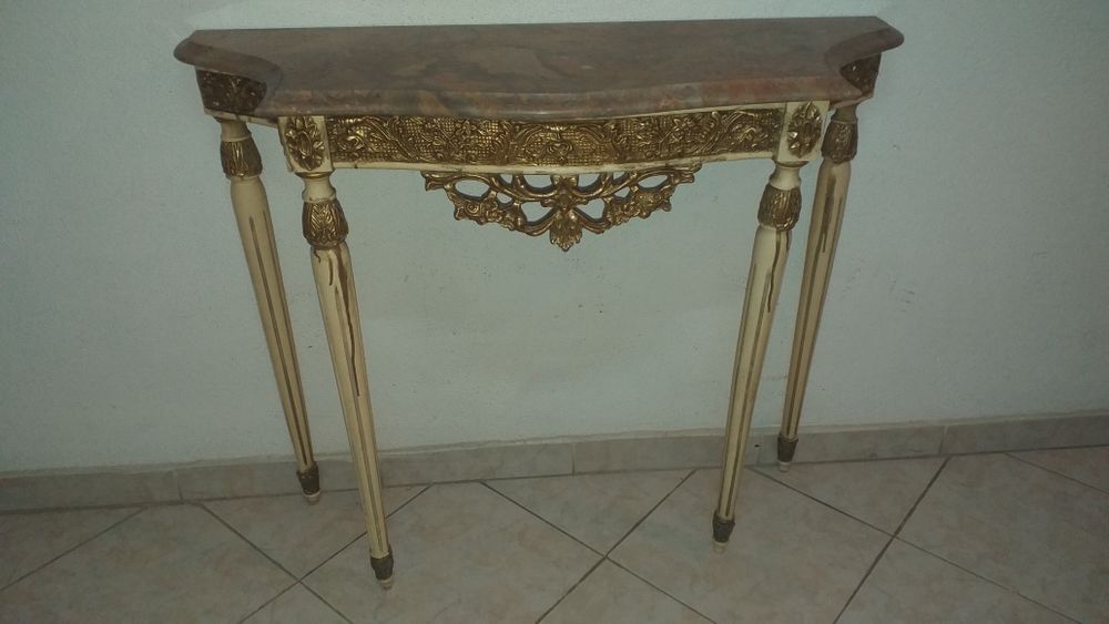 Mesa de apoio com tampo em pedra