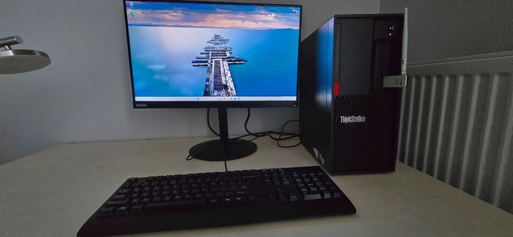 Komputer stacjonarny Lenovo z monitorem
