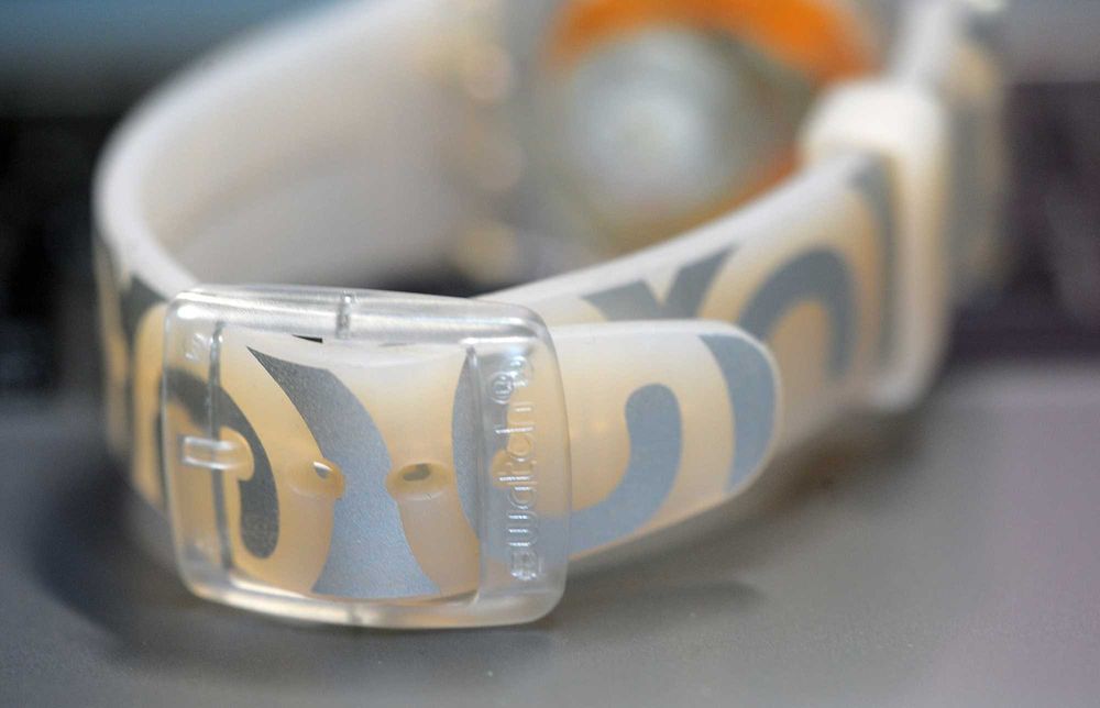 Swatch Jelly in Jelly 108 AG – Ícone de Transparência & Design Vintage