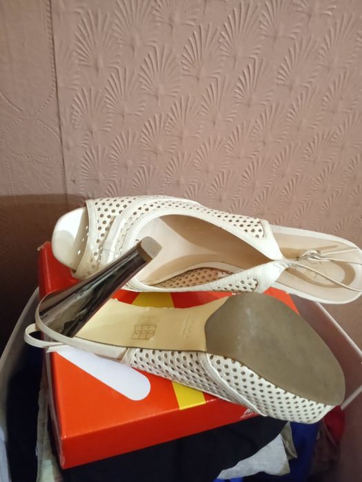 Красиві перфоріровані босоніжки