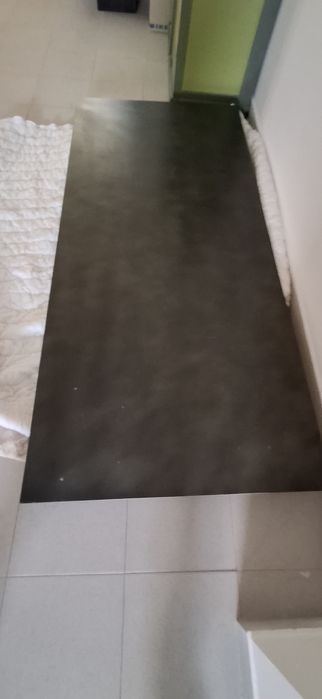 Meja de jantar em metal e madeira