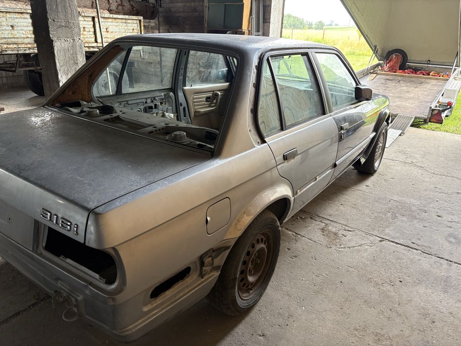 BMW E30 4x4 sedan