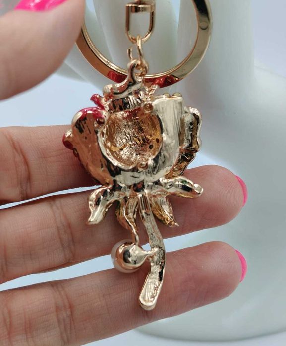 Błyszczący brelok czerwona róża kryształki zawieszka do kluczy torebki