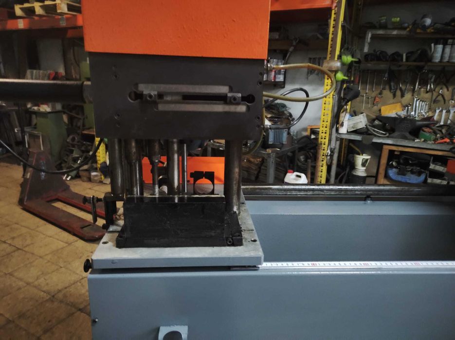 Máquina de Furar Alumínio Automática