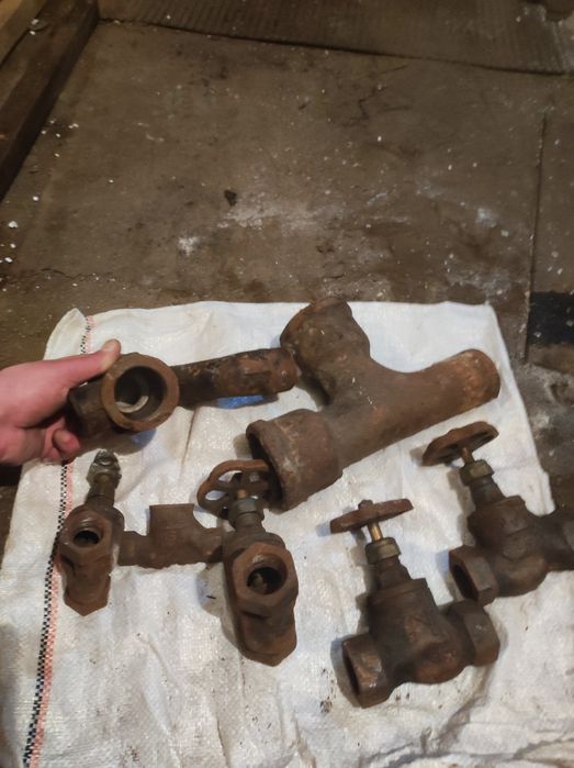 Краны, вентиля ,тройники , чугунные,латунные .СССР.