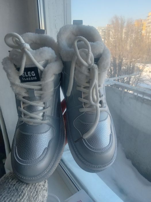 Бесплатно отдам два левых зимних новых ботинка
