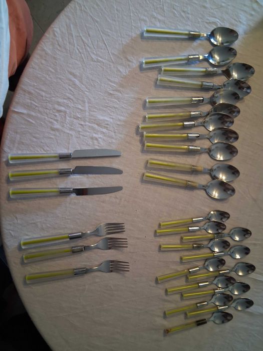 Conjunto de talheres usados