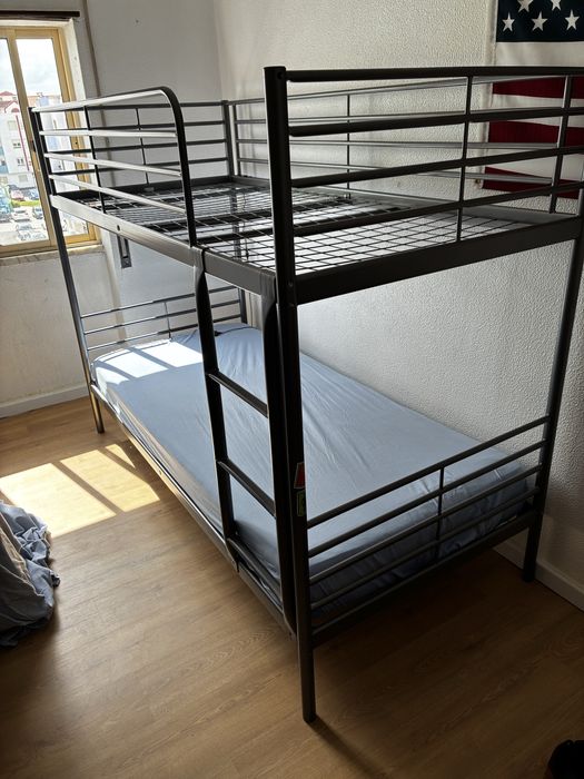 Cama beliche em metal com somente 1 colchão