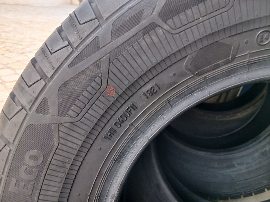 Pneus Novos 215/70R15 C Continental