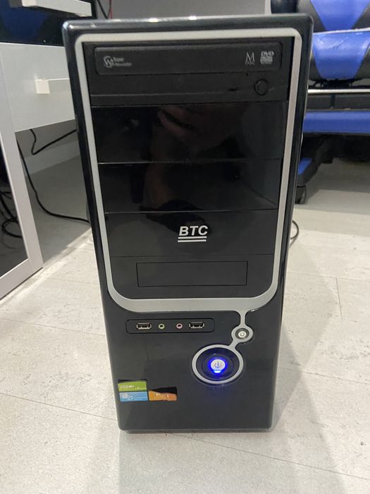 Компютер, монітор, колонки, клавіатура, мишка, навушники