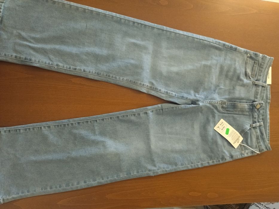 Calça de ganga nova por estrear