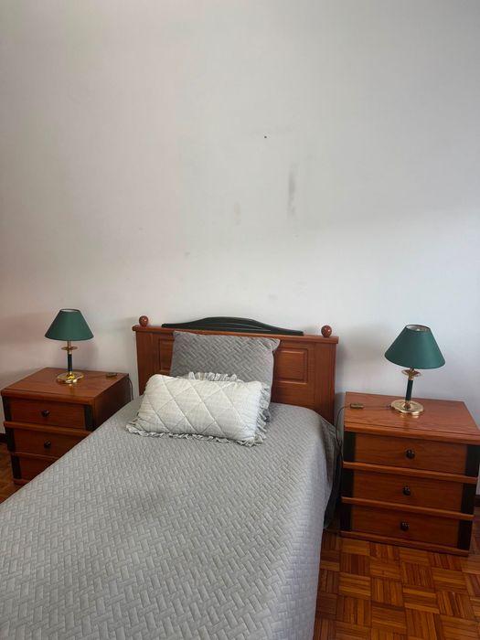 Mobília de Quarto Completa em Madeira + 2 Candeeiros