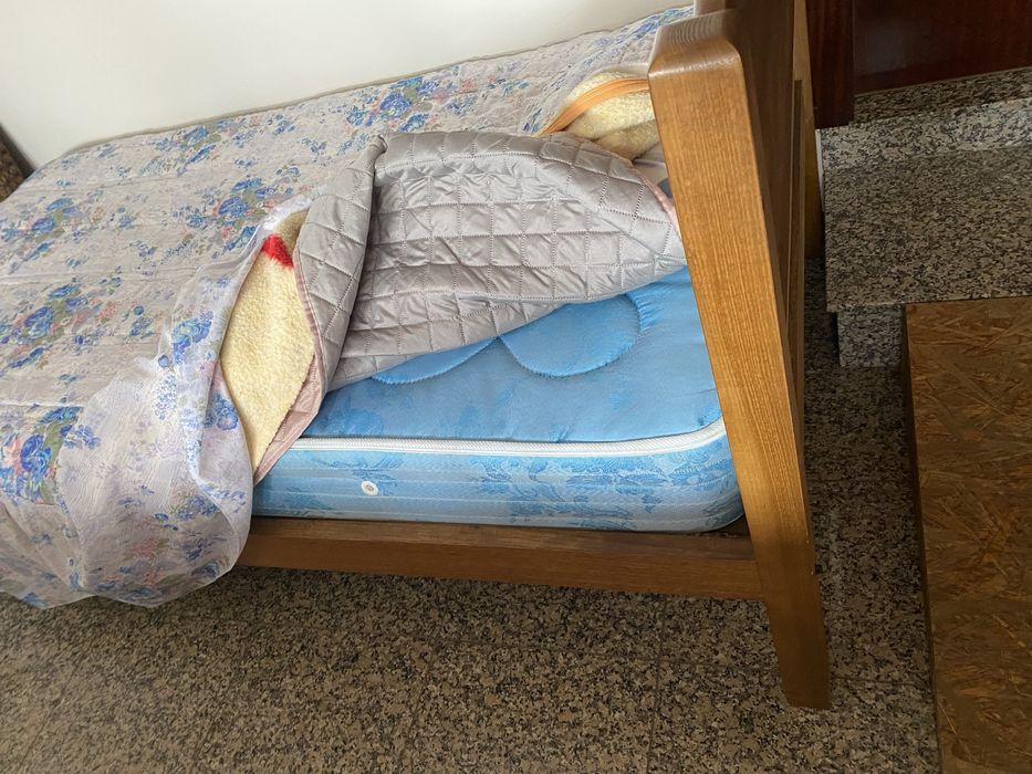 Cama 90cm*190cm + colchões