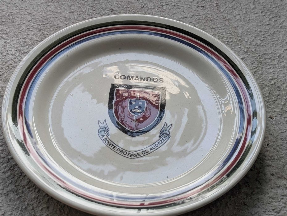 Prato de Cerâmica "Comandos" – Edição de Coleção (Pintado à Mão)