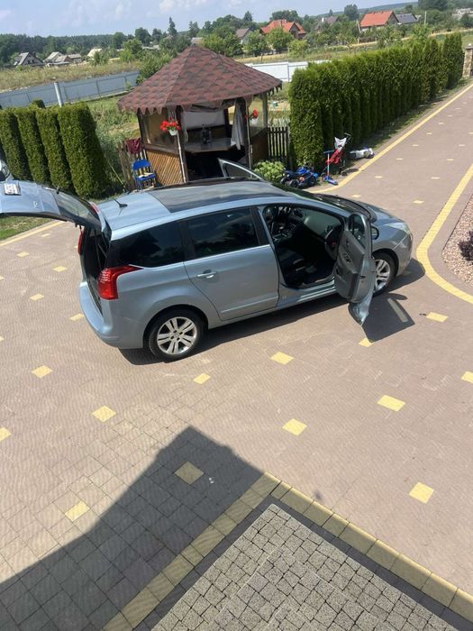 Peugeout 5008.
