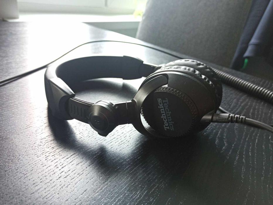 Słuchawki przewodowe Technics EAH-DJ1200 dla DJ-ów (przetwornik 40mm, mechanizm ruchomego pałąka 270°, odłączany kabel), czarne