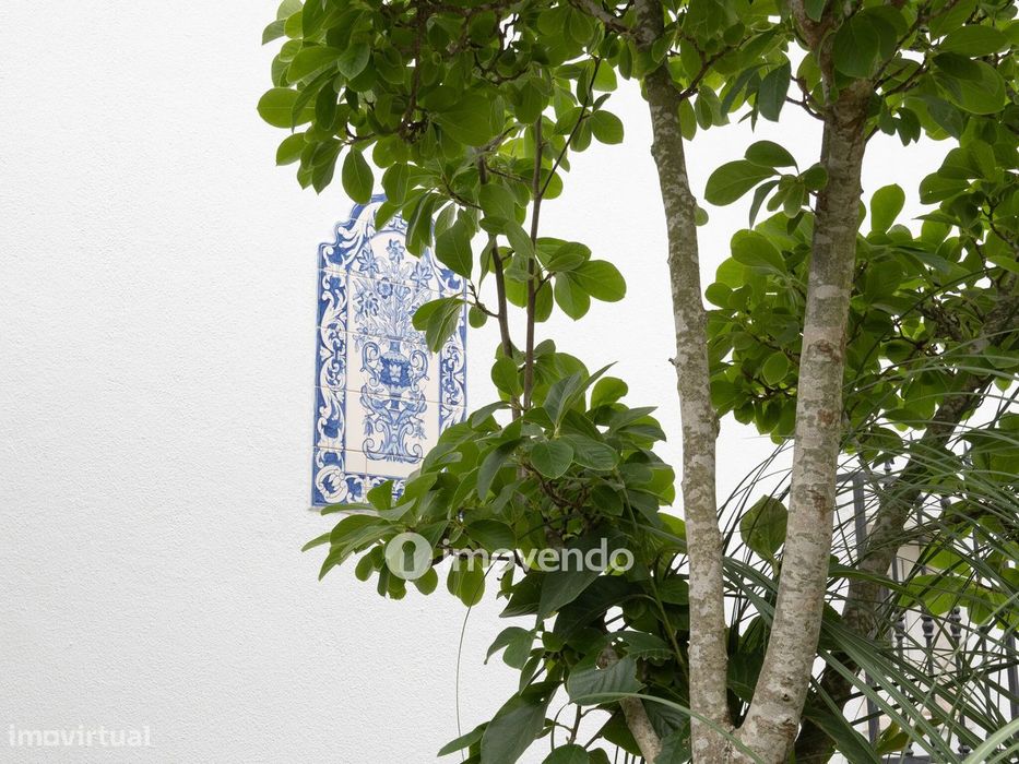 Moradia T6 com jardim, terraço e garagem, em Rio de Mouro