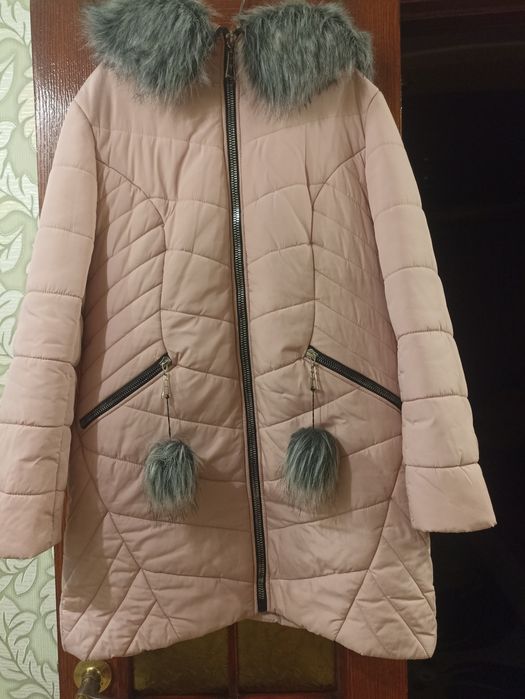 Продам недорого зимнюю удлиненную курточку  б/у размер 52