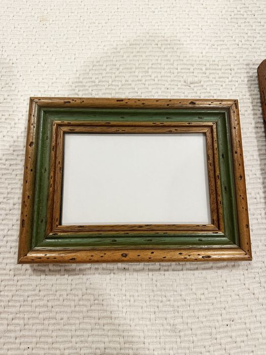 Vendo conjunto de 2 molduras em tom castabho d verde em madeira