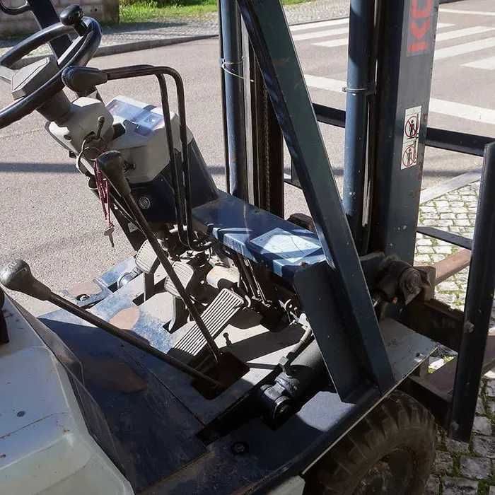 Empilhador Komatsu 1400Kg a Gás, bem estimado.