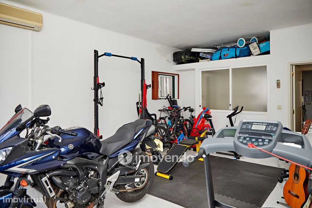 Andar de Moradia T2, com pátio generoso e garagem, em Évora