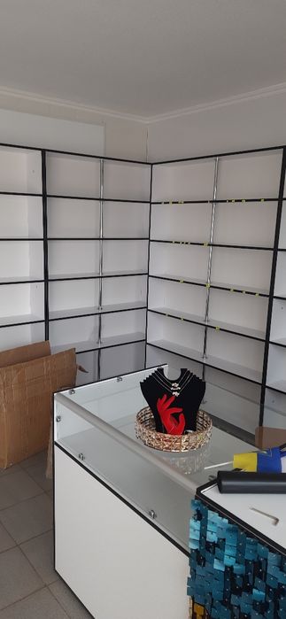 Стелажі,меблі для магазину,стікляний стіл