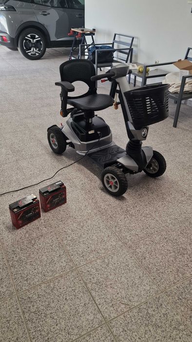 Scoter eletrica para pessoas com mobilidade reduzida andou +- 3000m com duas batreiras novas acavadas de instalar