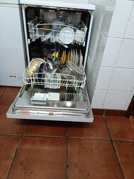 Máquina Lavar Loiça Indesit DG 6100 W + Lote de Peças Suplentes
