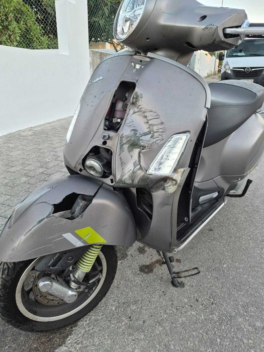 Vespa 300 GTS Super pequena queda