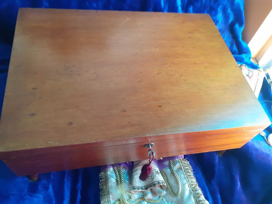 Móvel / Expositor em Madeira