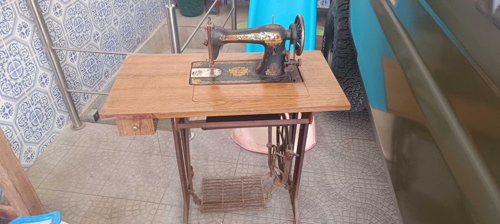 Máquina de costura Singer com móvel