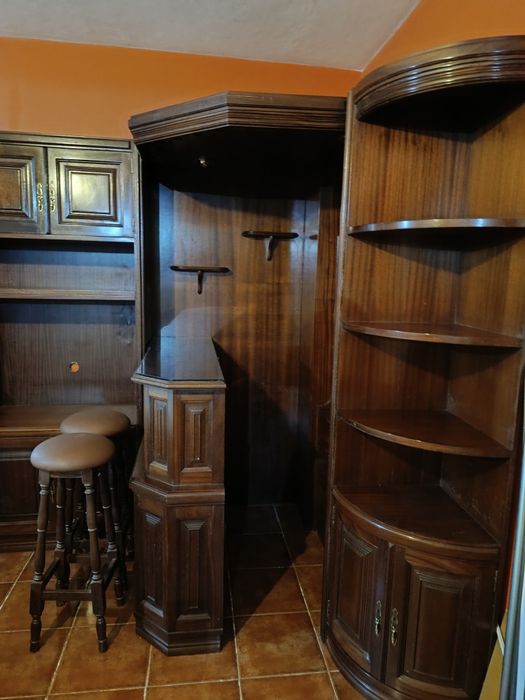 Móvel tipo bar com dois bancos