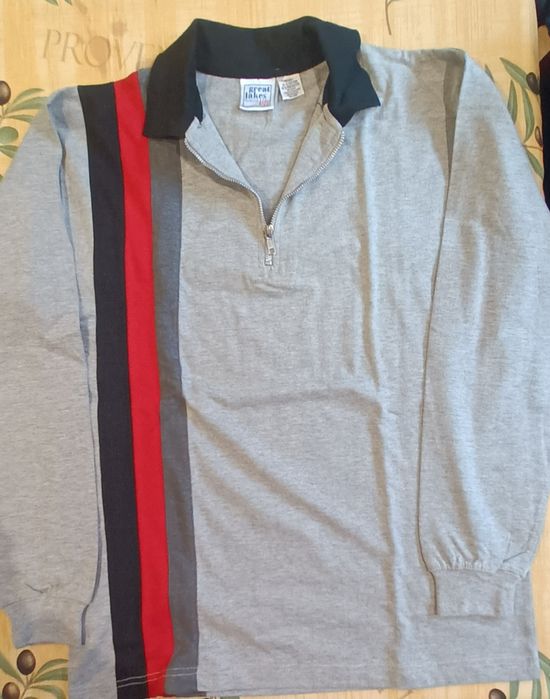 Polo de manga comprida e fecho