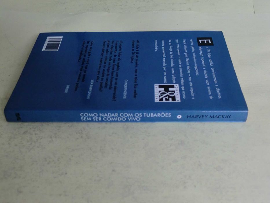 Como nadar com os tubarões sem ser comido vivo
de Harvey Mackay