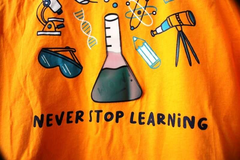 Sweat alaranjada Never stop learning MO Kids tamanho 13-14 anos