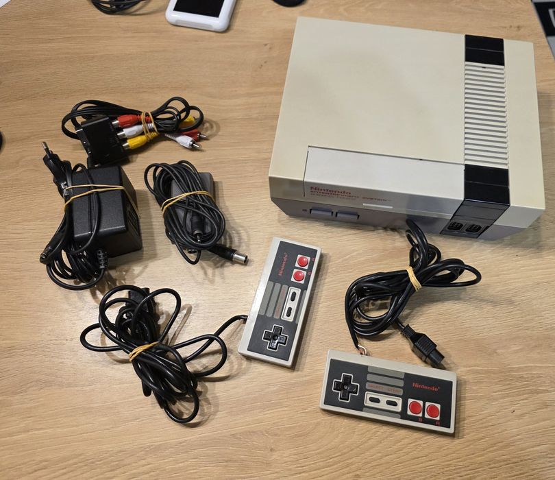 Konsola Nintendo NES, 2 pady, zasilacz, kable