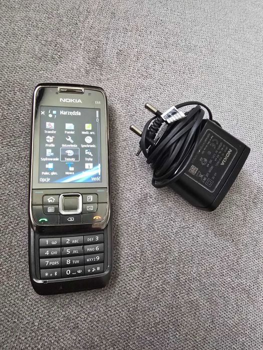 Bardzo ładna Nokia E66 100% sprawna z oryginalną ładowarką!!