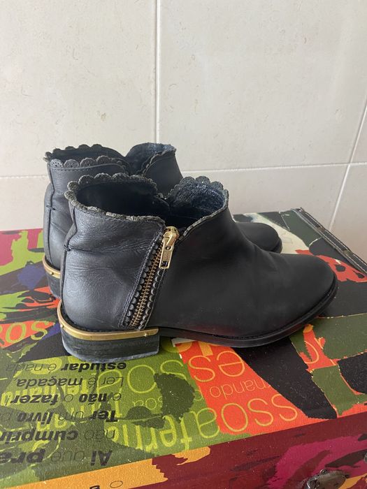 Botins pretos em pele