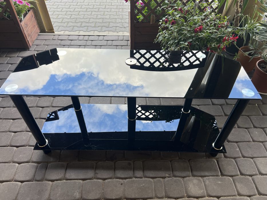 Stolik z czarnego szkła