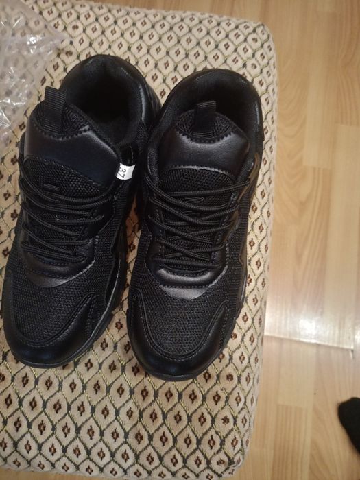 Кросівки жіночі 37 розмір