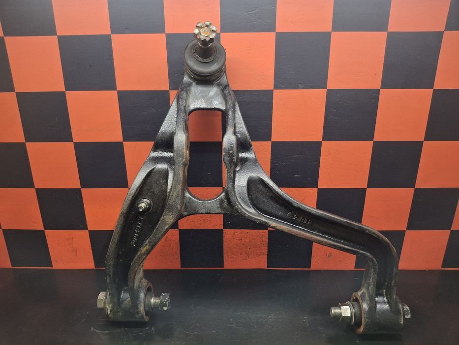 Braço de suspensão frente direito MITSUBISHI TRUCKS Canter