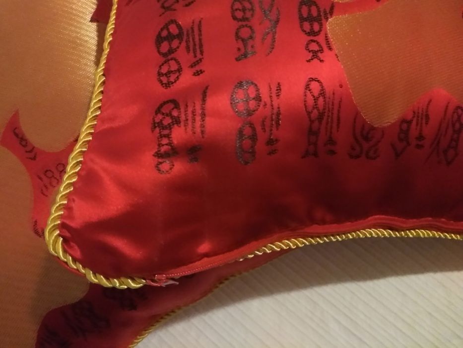 2 Almofadas Macau Novas + 2 tapetes vermelhos