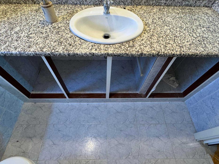 Bancada  em granito com lavatório e quatro portas