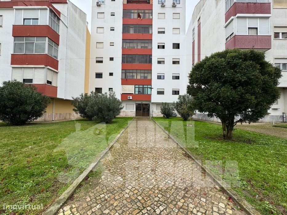 T2 Na Amora Com Elevador . — Amora, Setúbal