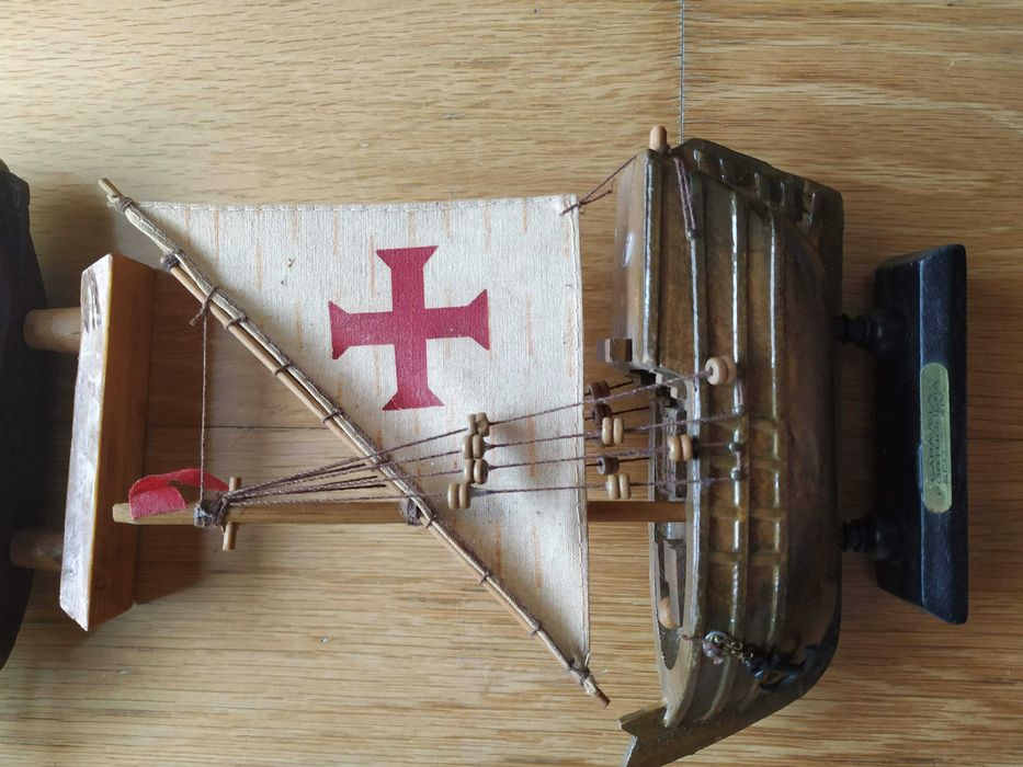 Conjunto 5 brinquedos artesanais em madeira (4 barcos + 1 avião)