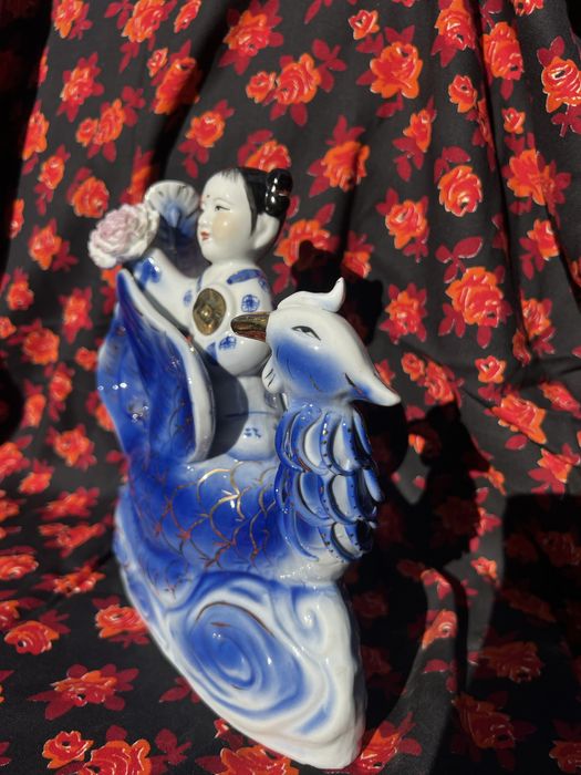 Фарфорова статуетка дівчина з птахом 1990 роки.