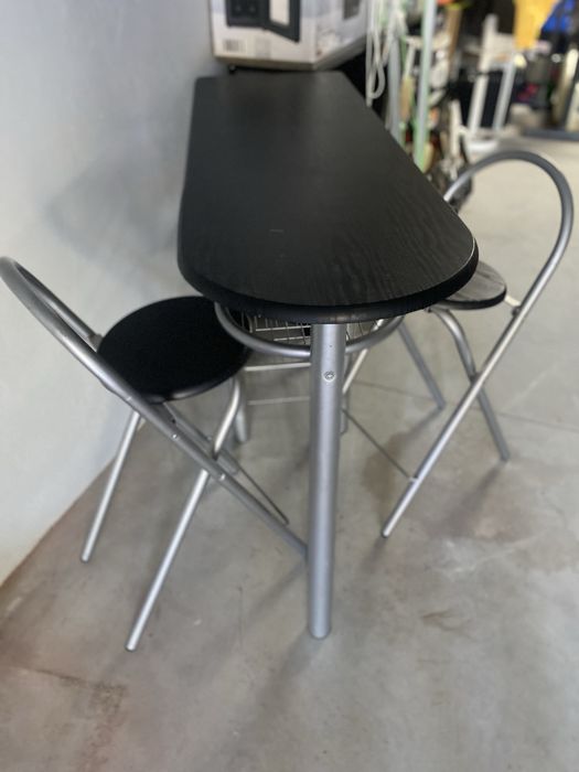 Mesa alta com dois bancos