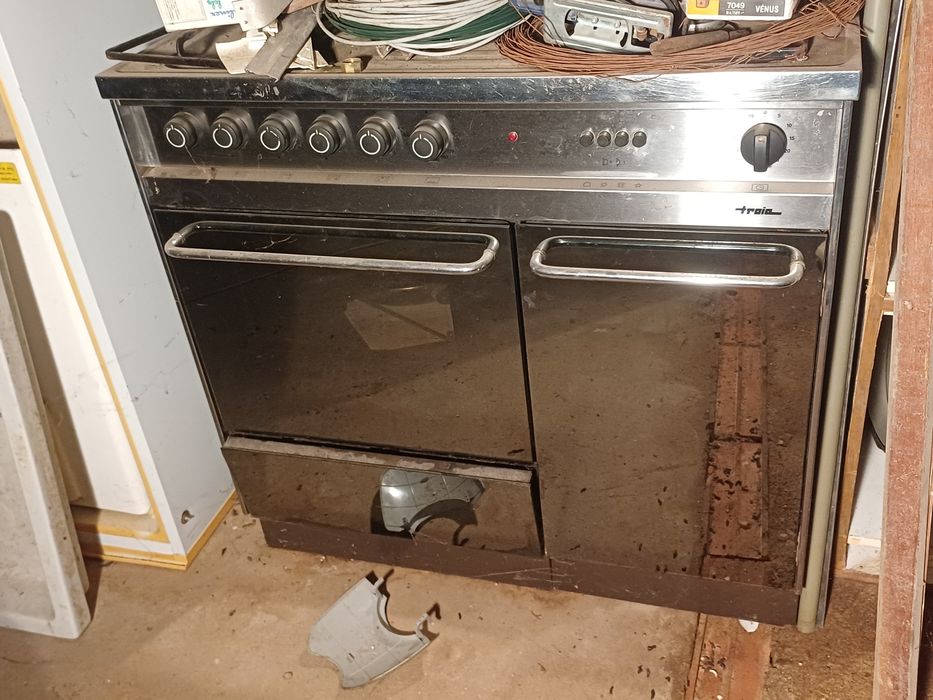 Fogão e forno a gás e 1 bico eléctrico