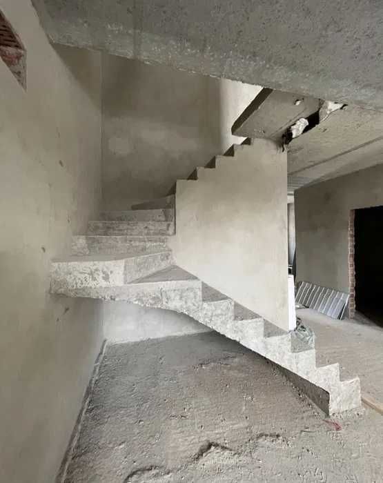 Кутовий, крайній цегляний,будинок,таунхаус.Площа 135м² 2,5ст газ гараж
